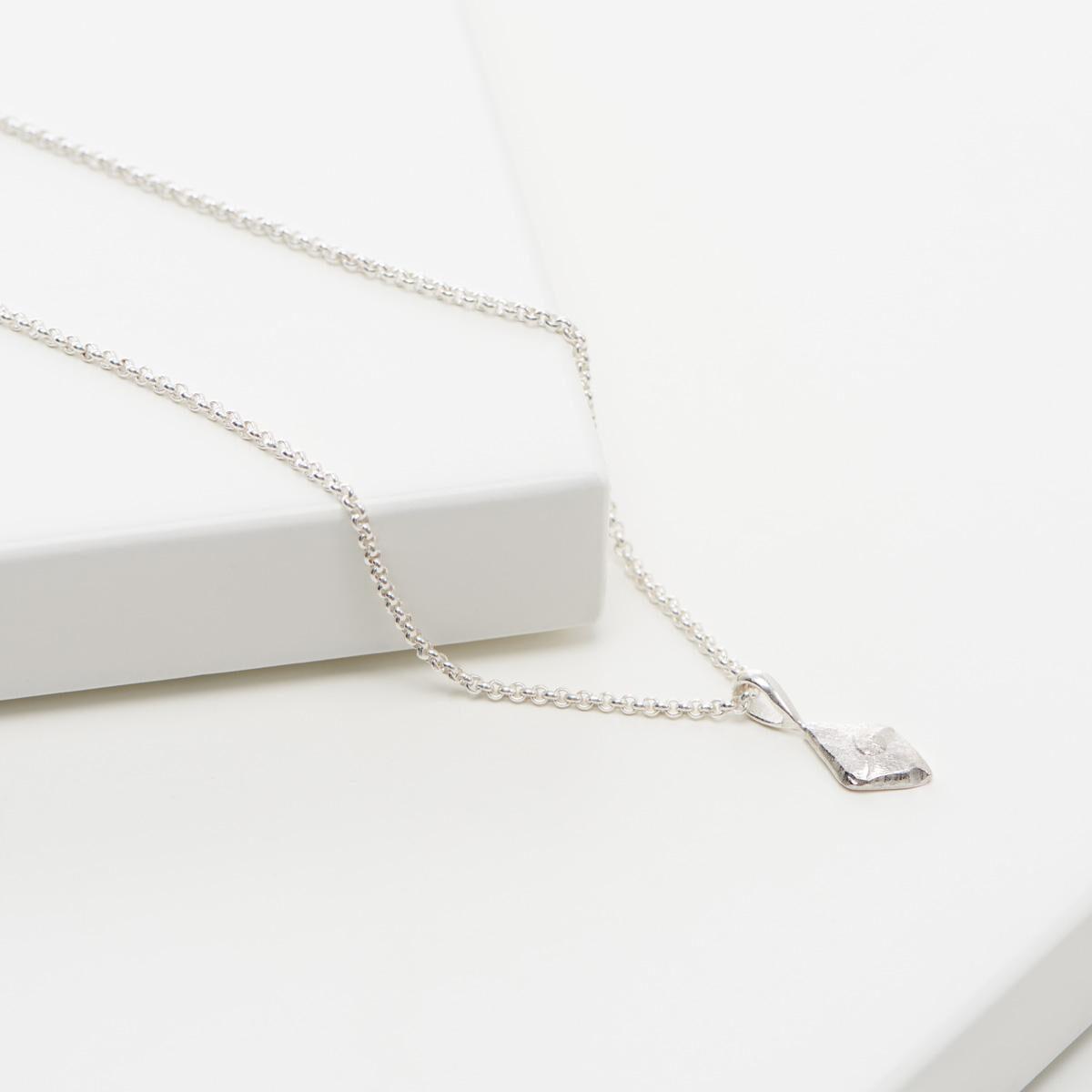 lovia_kaarna_necklace_silver_flat