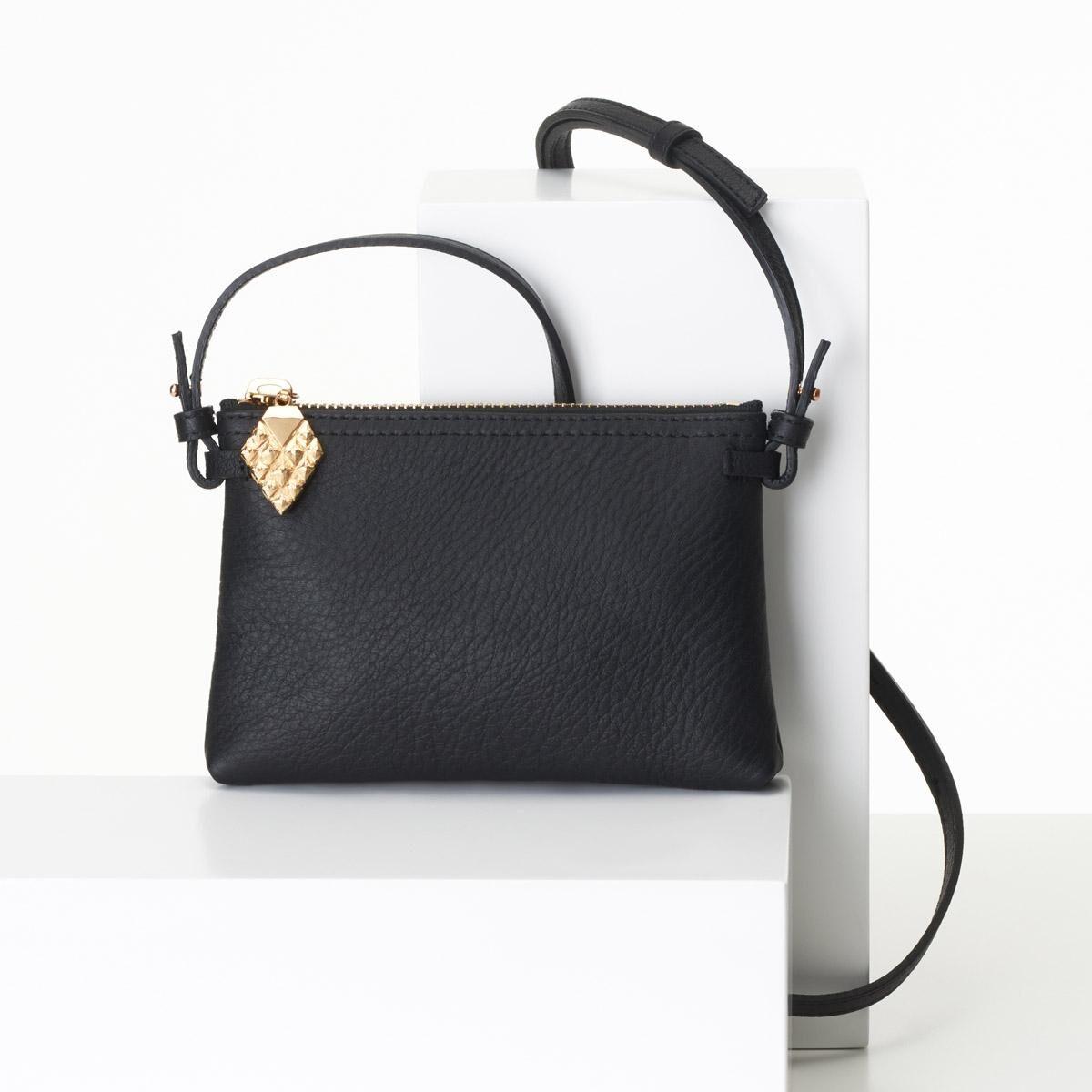 lovia_vasu_black_rg_front_strap